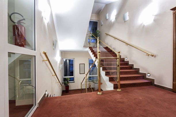 酒店大楼的楼梯图片下载