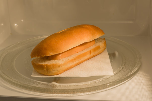 香肠和面包在微波炉里加热图片下载
