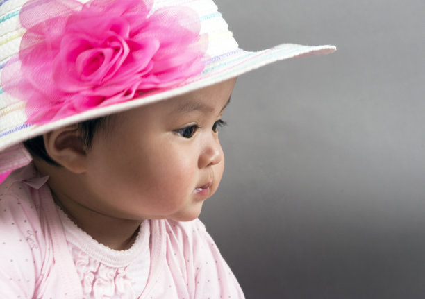 带花帽的婴儿图片下载