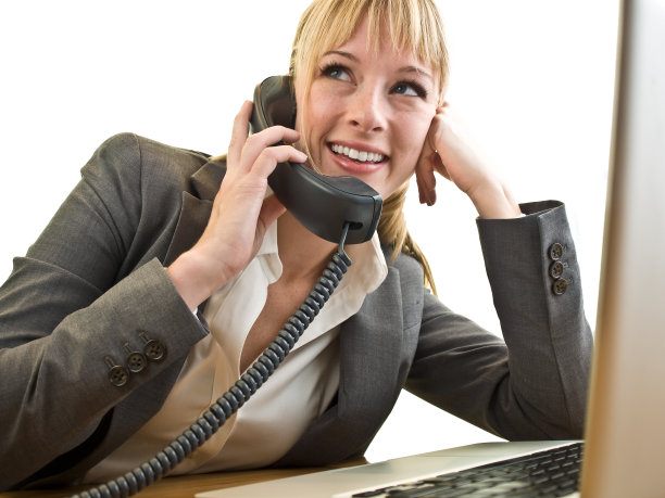 商务-女人快乐的电话图片下载