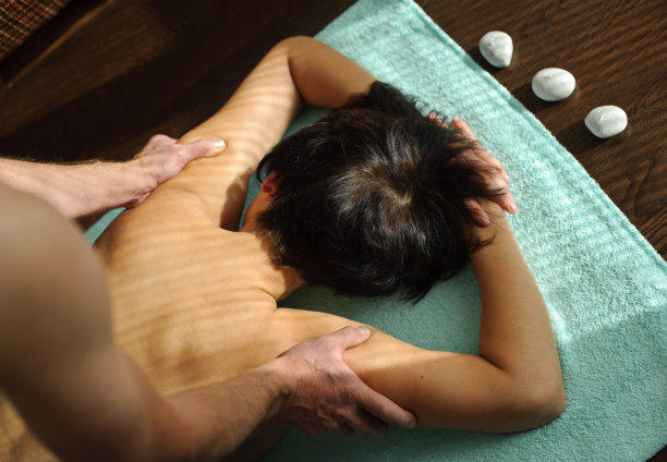 背部按摩图片下载