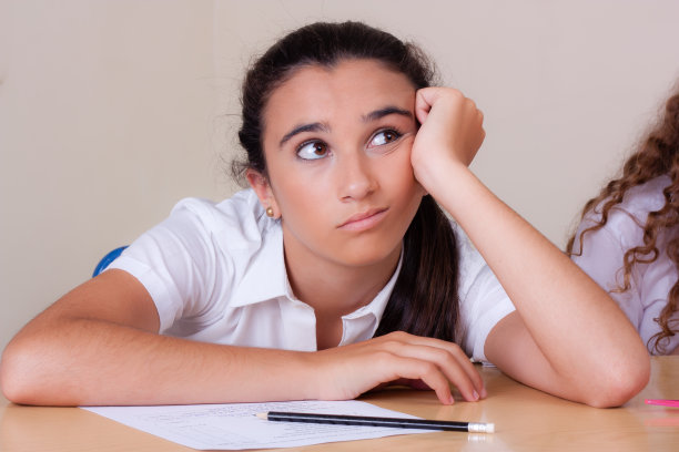 课堂上无聊的女孩图片下载