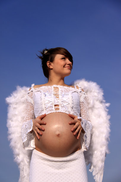 怀孕的黑发女孩图片下载