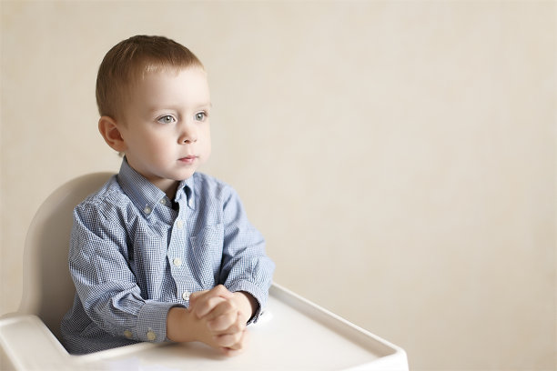 在商务午宴上的婴儿商人图片下载