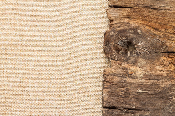 棕色粗麻布上的老木头图片下载