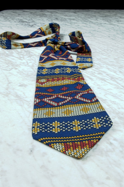 彩色领带在大理石桌子上图片下载