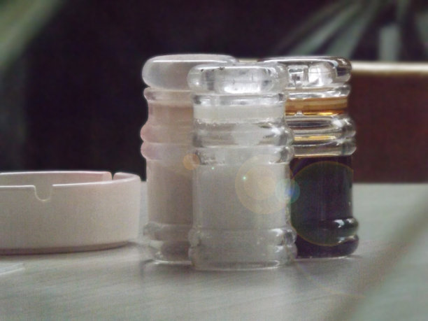 桌子上有胡椒和酱油图片下载