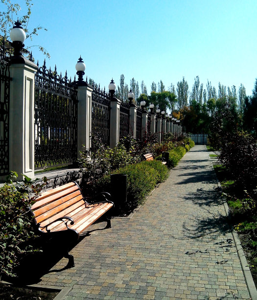 公园的长凳上。图片下载