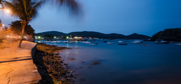 晚上的海滩边图片下载