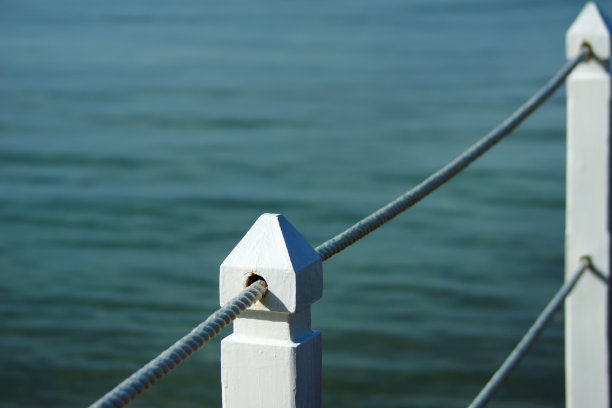 沙滩上的白色木栅栏图片下载