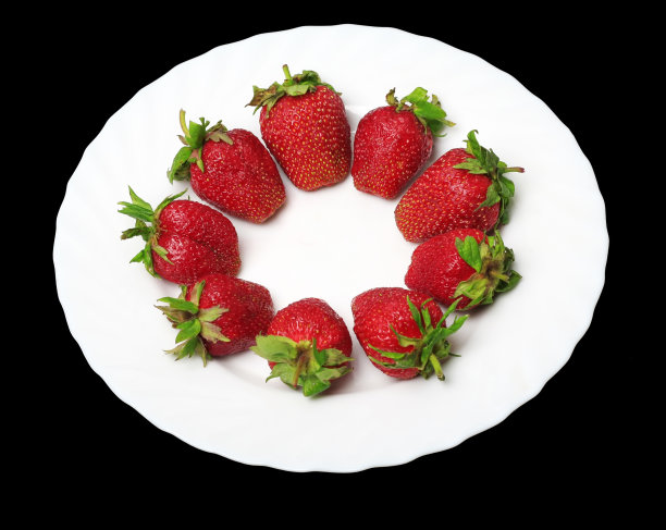 盘上的新鲜草莓圈图片下载