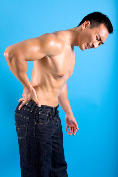 男人因为背部疼痛而做鬼脸图片下载