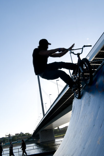 骑自行车的人图片下载