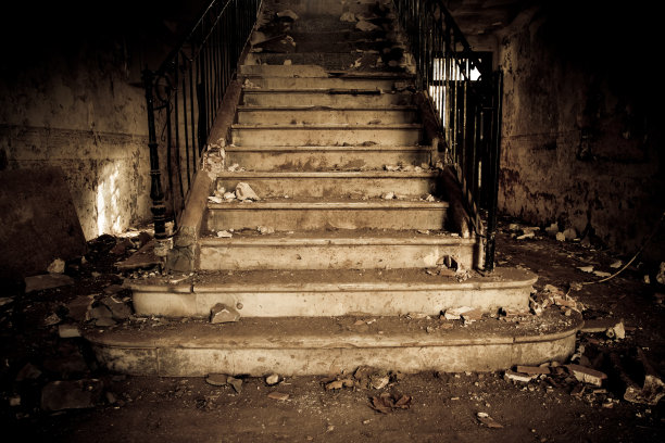 一间废弃房子里被毁的楼梯图片下载