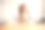 早上厨房里快乐的蹒跚学步的小女孩图片下载