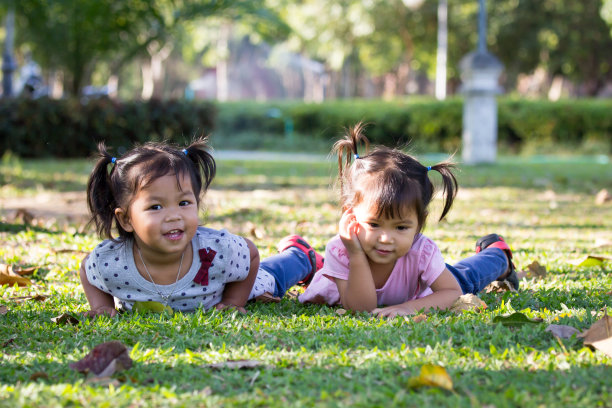 可爱的小女孩在公园里玩图片下载