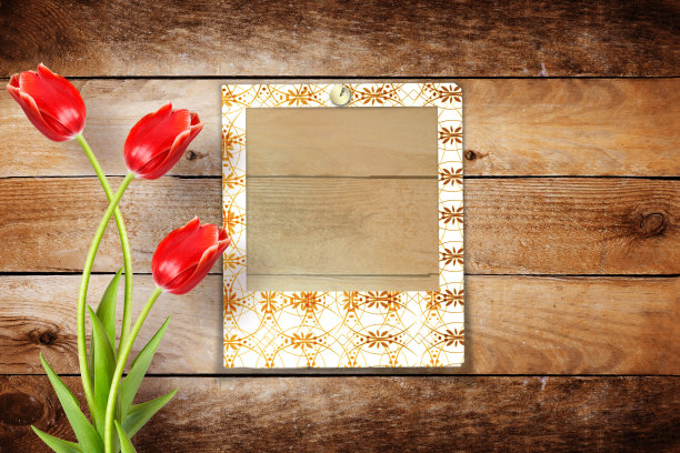 一束美丽的红色郁金香和木制背景上的幻灯片图片下载