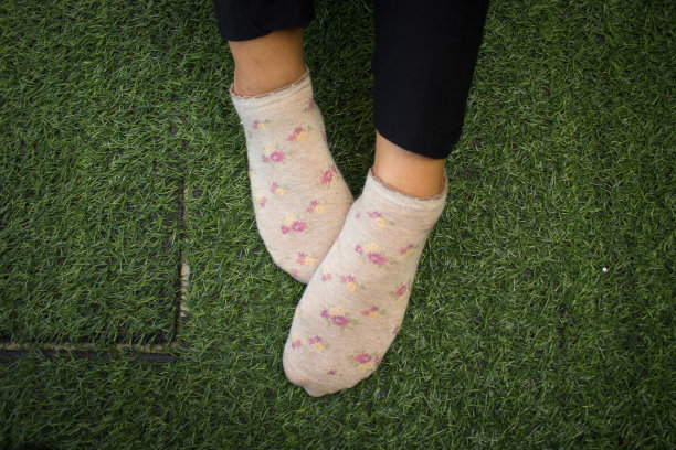 玻璃背景上的袜子图片下载