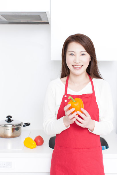年轻女人做饭图片下载
