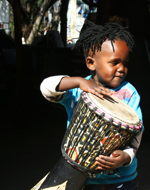 年轻的非洲鼓手素材图片