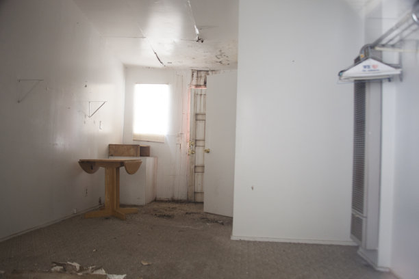 加州一座废弃平房的内部图片下载