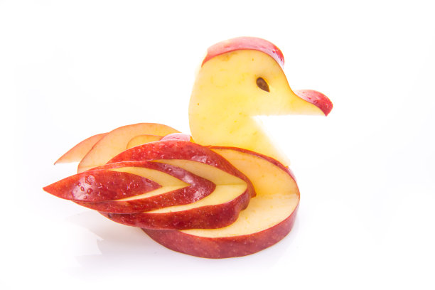苹果的天鹅。用新鲜水果做成的装饰品图片下载