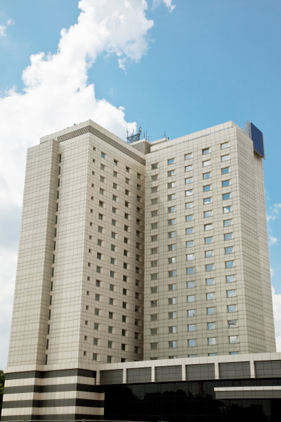 白色的建筑和蓝天图片下载