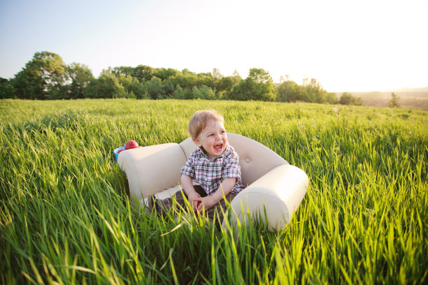 小男孩坐在椅子上图片下载