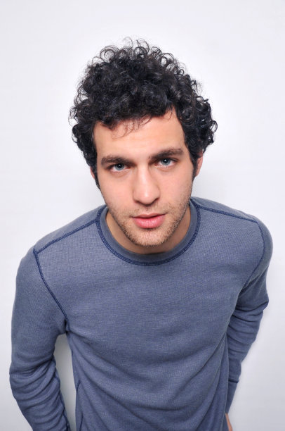 现代的年轻人图片下载