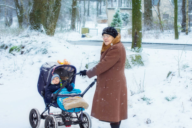 奶奶在冬天带着小男孩散步图片下载
