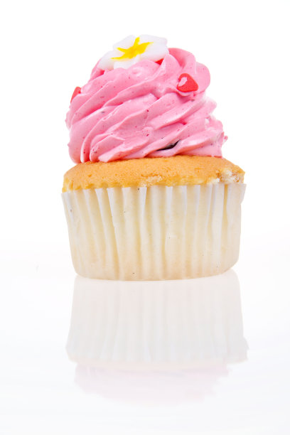 草莓奶油蛋糕隔离图片下载