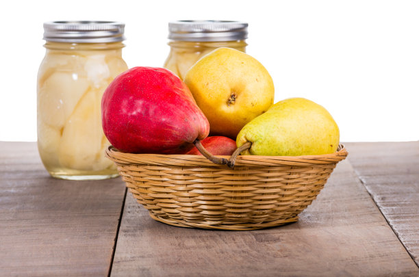 梨和罐子里的梨罐头图片下载