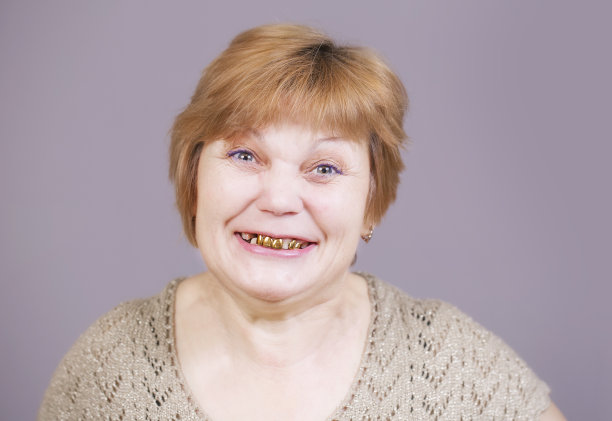 非常情绪化的愤怒的金牙女人。图片下载