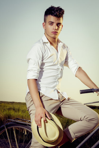 田野里的老翁图片下载