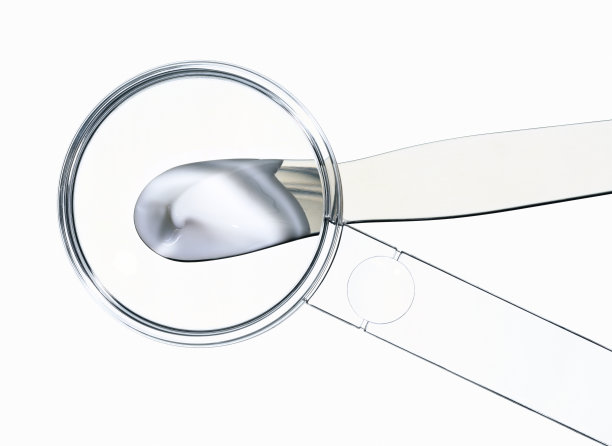 放大镜上的美容霜图片下载