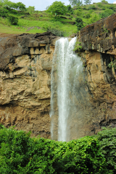 水流通过爱罗拉洞穴图片下载