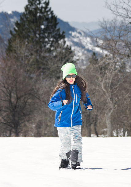 小女孩在雪地里奔跑图片下载