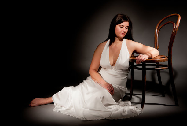 穿着白裙沉思的女人图片下载