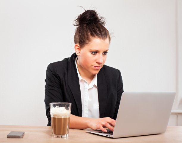 忙着使用笔记本电脑的行政人员图片下载