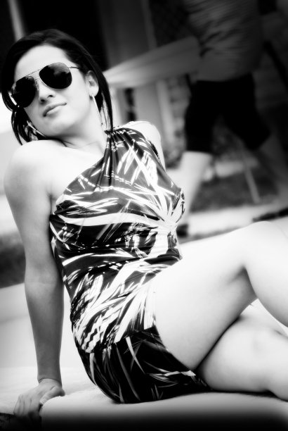 美丽的性感女人与镜头图片下载