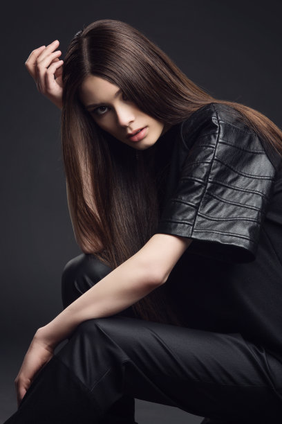 穿黑衣服的女孩图片下载