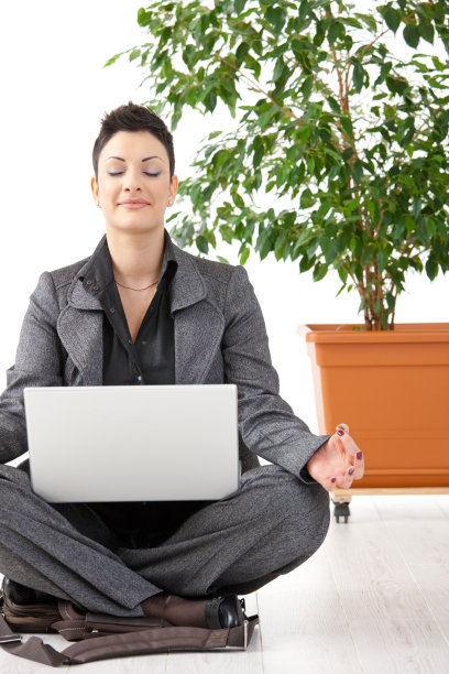 用笔记本电脑沉思的女商人图片下载