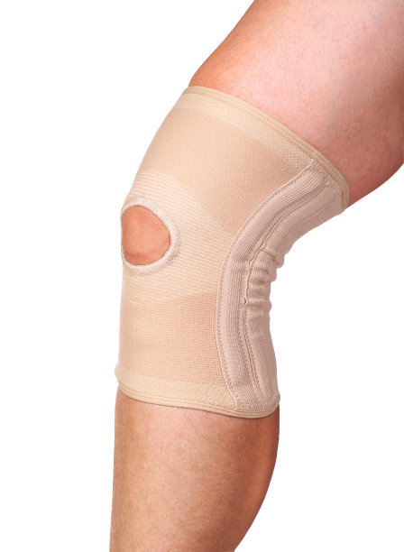 腿上解剖性膝关节矫形器。弹性压缩绷带隔离图片下载