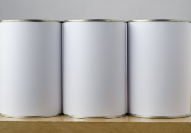 三个带白色标签的锡罐图片下载