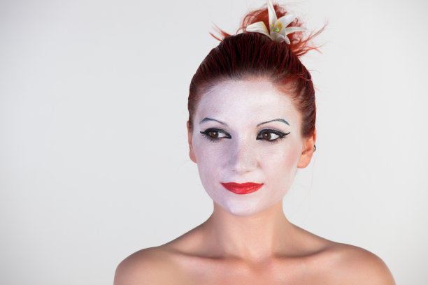 美丽的年轻艺妓在白色的背景图片下载