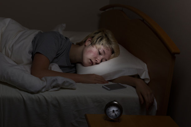 十几岁的女孩在睡觉的时候都有手机图片下载