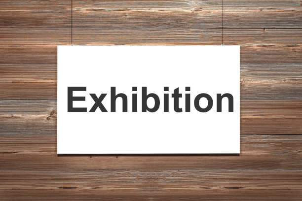 棕色的木墙前挂着白色的帆布图片下载