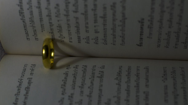 心影与黄金结婚戒指在情人节股票照片图片下载