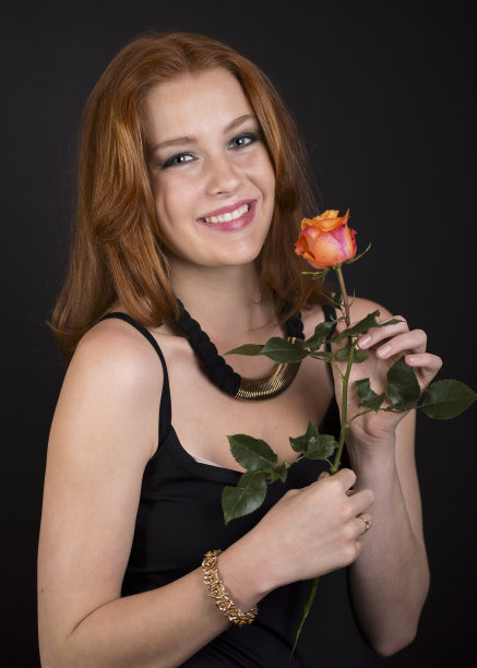 美丽幸福的女子，一枝玫瑰图片下载