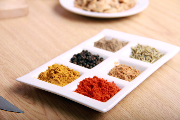 隔间内的调味品和香料、香料和智利图片下载